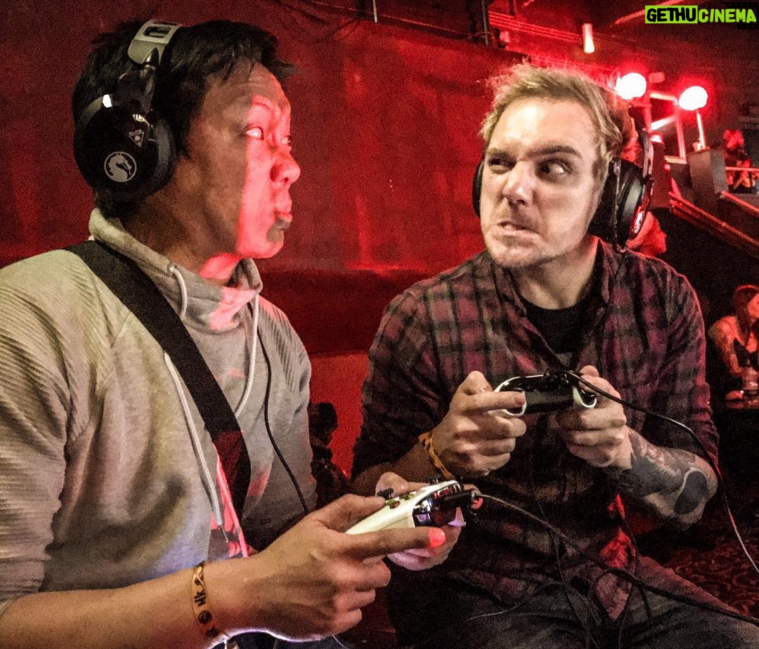 Max Krüger - 2.8K Likes - Spiel jetzt gegen @pixelviet von den Rocketbeans ne Runde Mortal Kombat 11. Aber irgendwas stimmt mit seinen Augen nicht. Habe Angst um mein Leben, glaube der kann Real Life Fatalities...
#MK11 #werbung