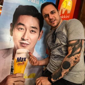 Max Krüger Instagram - Wenn das einzige Wort, das du in Korea lesen kannst, dein Name ist. Was soll mir das jetzt sagen?
📸 @timhorus (letztes Jahr Oktober!)