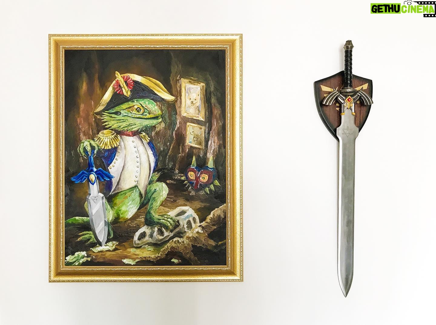 Max Krüger - 2.5K Likes - Aus der Ausstellung "Dinge, die die Wände unserer Wohnung schmücken"
Links: Das wohl beste Geburtstagsgeschenk ever von @marie_sounds_awesome (und Freunden) im Gedenken an Dood (RIP)
Rechts: Ein endsnices Dark Link Mastersword von @lefloid, das ich getragen hab, als ich ihm vor tausend Jahren beim Umzug half. "Willste haben? Nimms halt mit! Trägst es ja eh schon und ich hab noch eins."
