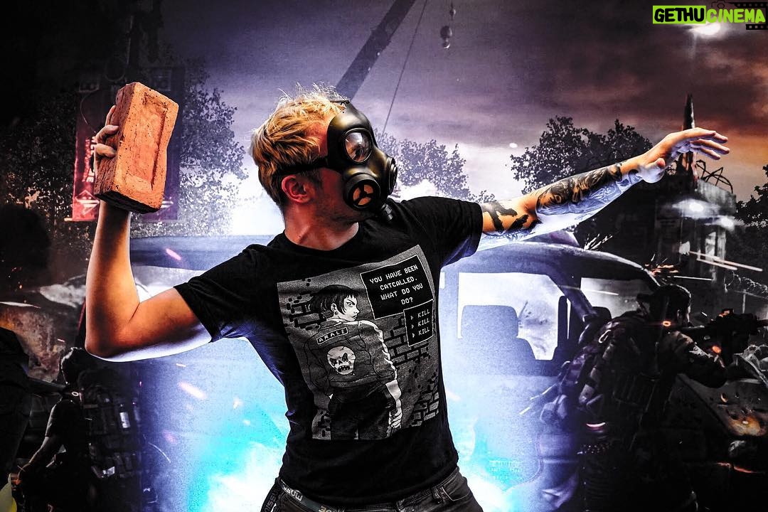 Max Krüger - 2.9K Likes - A tribute to Banksy!
Aka: Ich war in Malmö und hab mir da "The Division 2" (Werbung!) angeguckt. Das Video dazu, gibt's jetzt auf DoktorFroid!