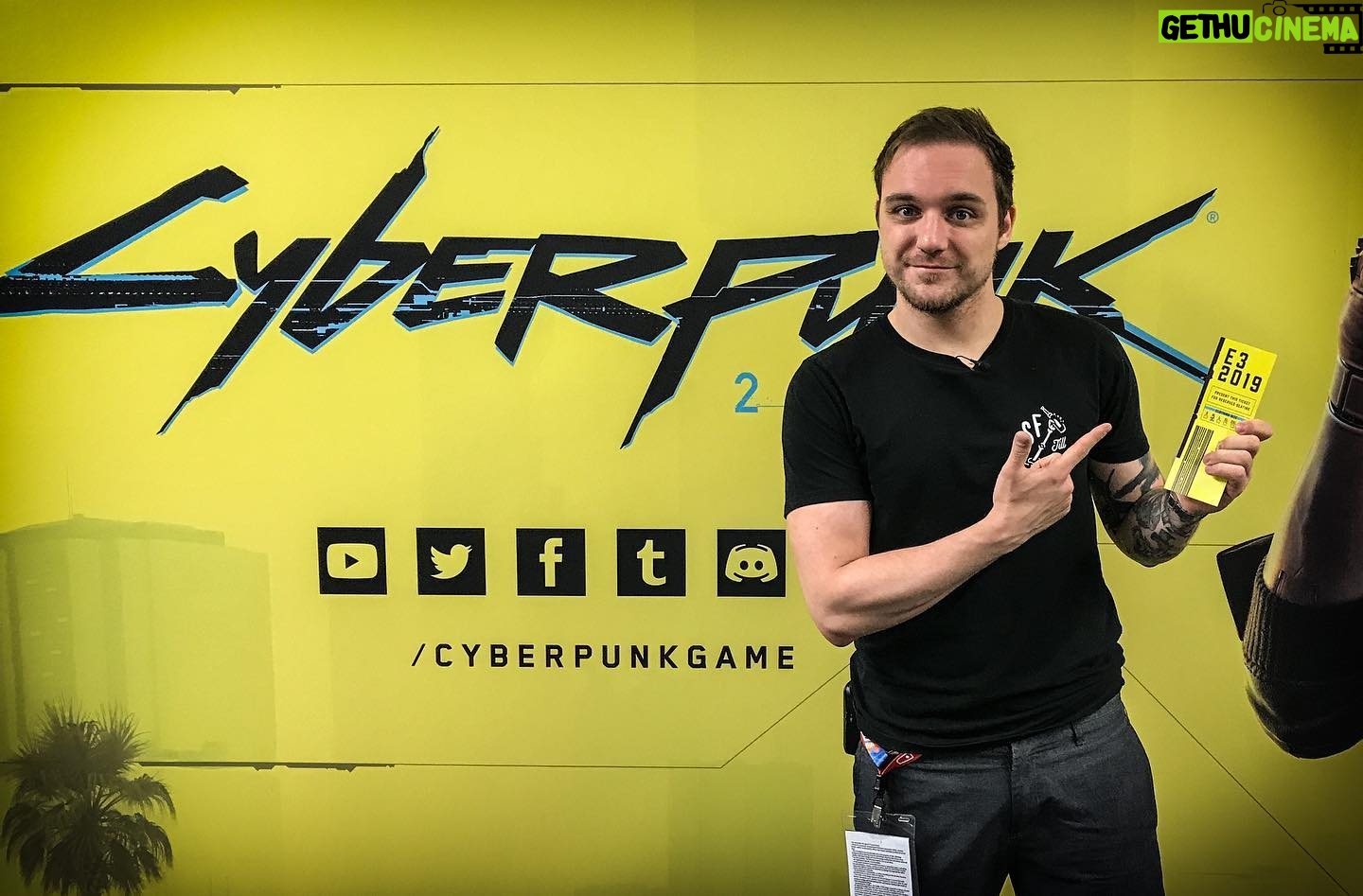 Max Krüger - 2.2K Likes - Ihr schlaft alle schon. Währenddessen lasse ich mir erstmal schön #Cyberpunk2077 zeigen! #E32019 @cdpred