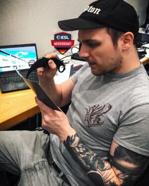 Max Krüger Instagram - ‪Gleich geht's los mit der #ESLMeisterschaft. Ich schreib noch fix meine Moderationskarten. Denkt dran: "Everyone writes faster with a knife!"‬
‪Schaut gern mal auf www.twitch.tv/esl_99damage vorbei! ‬
‪#werbung‬