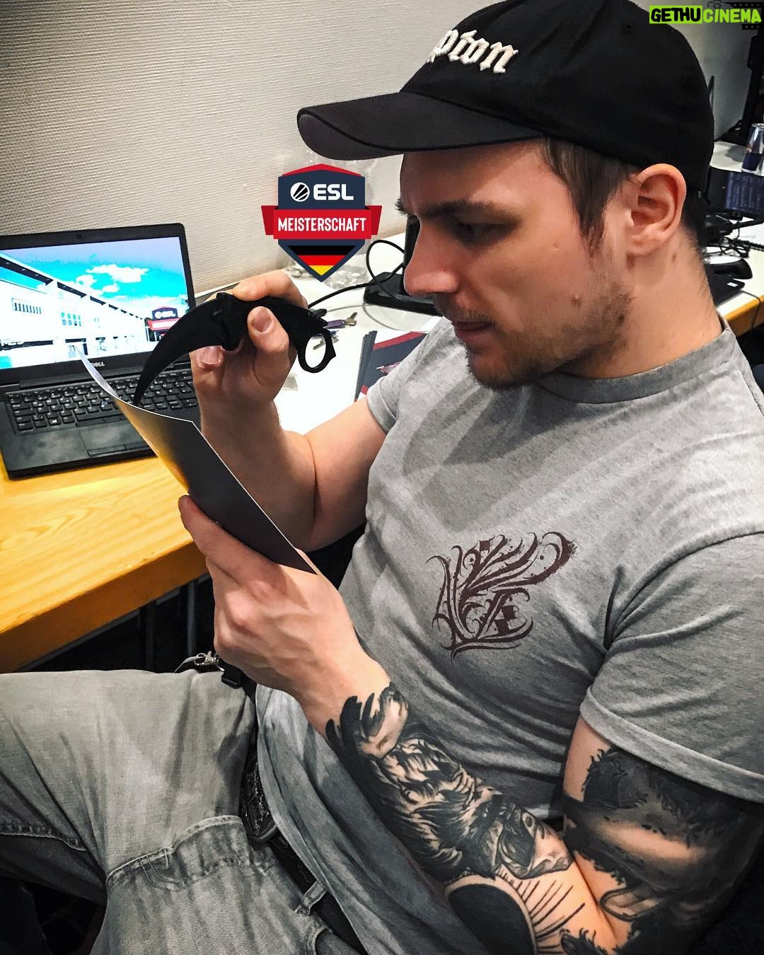 Max Krüger - 2.9K Likes - Gleich geht's los mit der #ESLMeisterschaft. Ich schreib noch fix meine Moderationskarten. Denkt dran: "Everyone writes faster with a knife!"
Schaut gern mal auf www.twitch.tv/esl_99damage vorbei!
#werbung