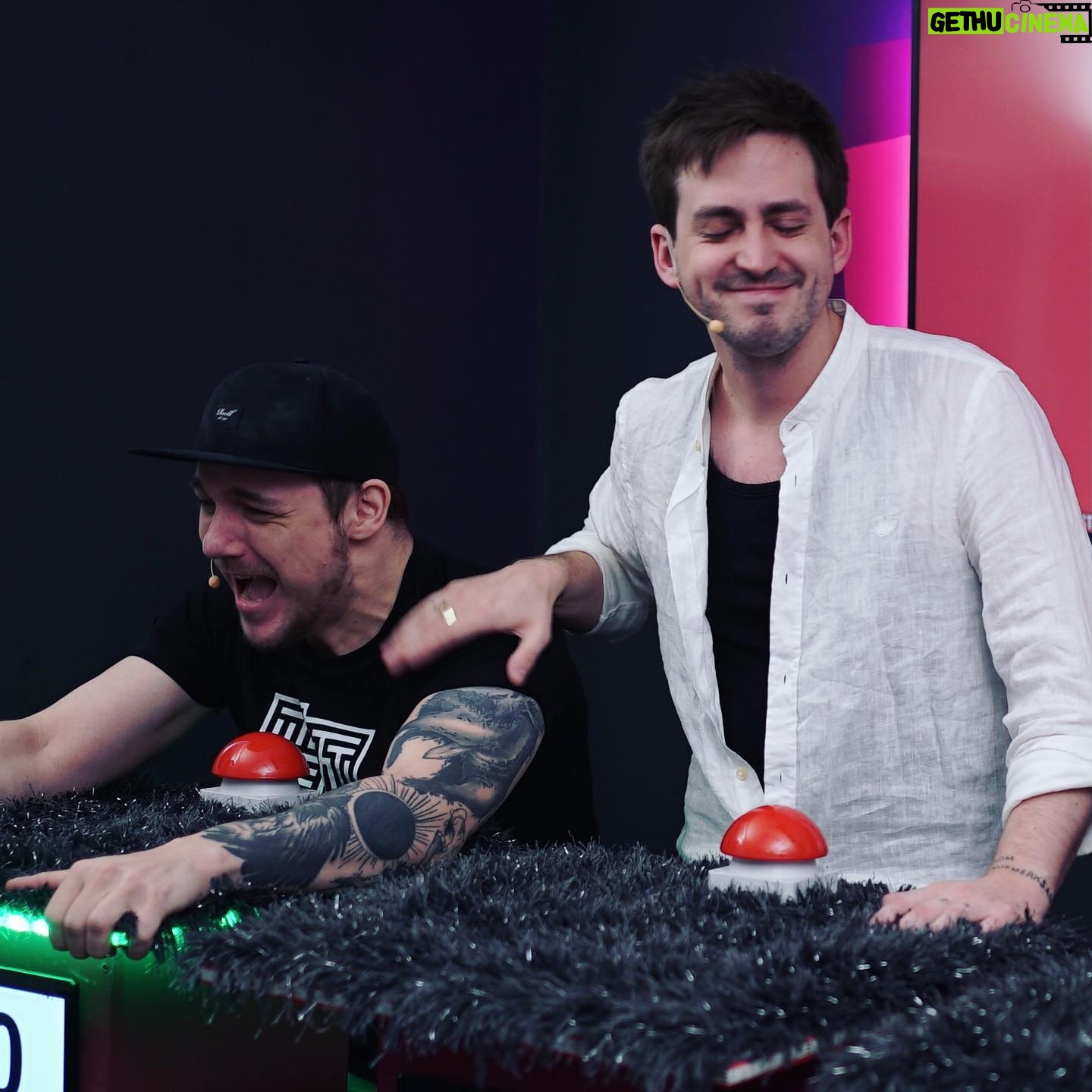 Max Krüger - 2.7K Likes - Beim Songquiz von @scoddip gibt's für mich nur zwei moods: absolute Überlegenheit oder totale Verzweiflung.
Habt ihr den Teil von #LFDW8 gesehen? Falls ja, wie gut habt ihr im Vergleich zu mir abgeschnitten?