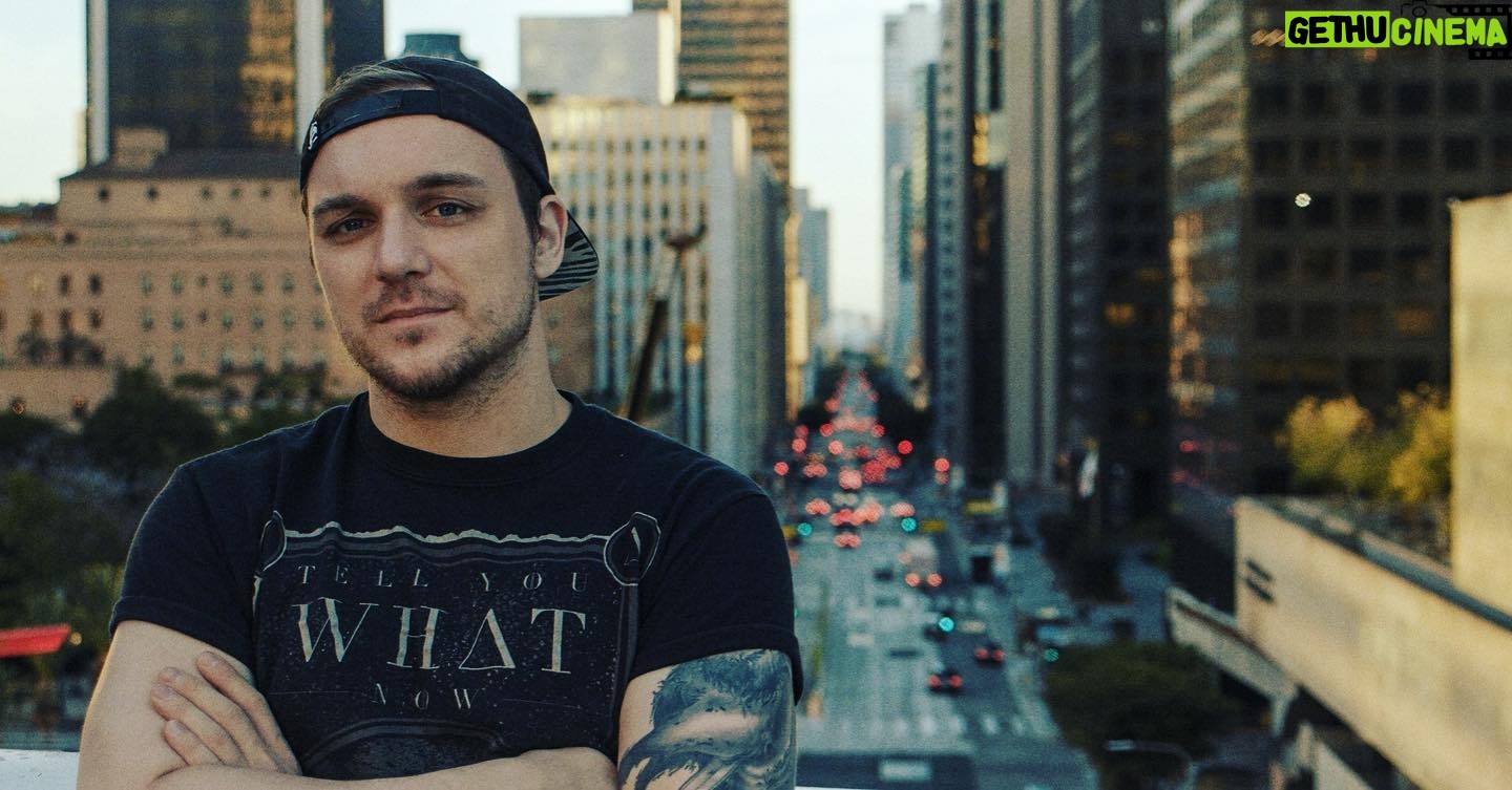 Max Krüger - 3.5K Likes - Der geile @larsgoldbachdp hat dieses Foto gemacht. Vorteil: Es funktioniert als Header für Social Media Seiten und gleichzeitig als Werbefoto für den Merch meiner Band @tellyouwhatnow (Auschecken, falls ihr sie nicht kennt!)