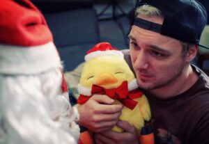 Max Krüger Instagram - Wollt ihr nicht so traurig sein, wie dieser offensichtlich kleine Junge? Dann schaltet ab 10:00 auf www.twitch.tv/doktorfroid ein. Es heißt #Froidnachten und gibt GESCHENKE (aka Gewinne). Klingt interessant? Dann einfach mal bit.ly/DFXMAS checken!