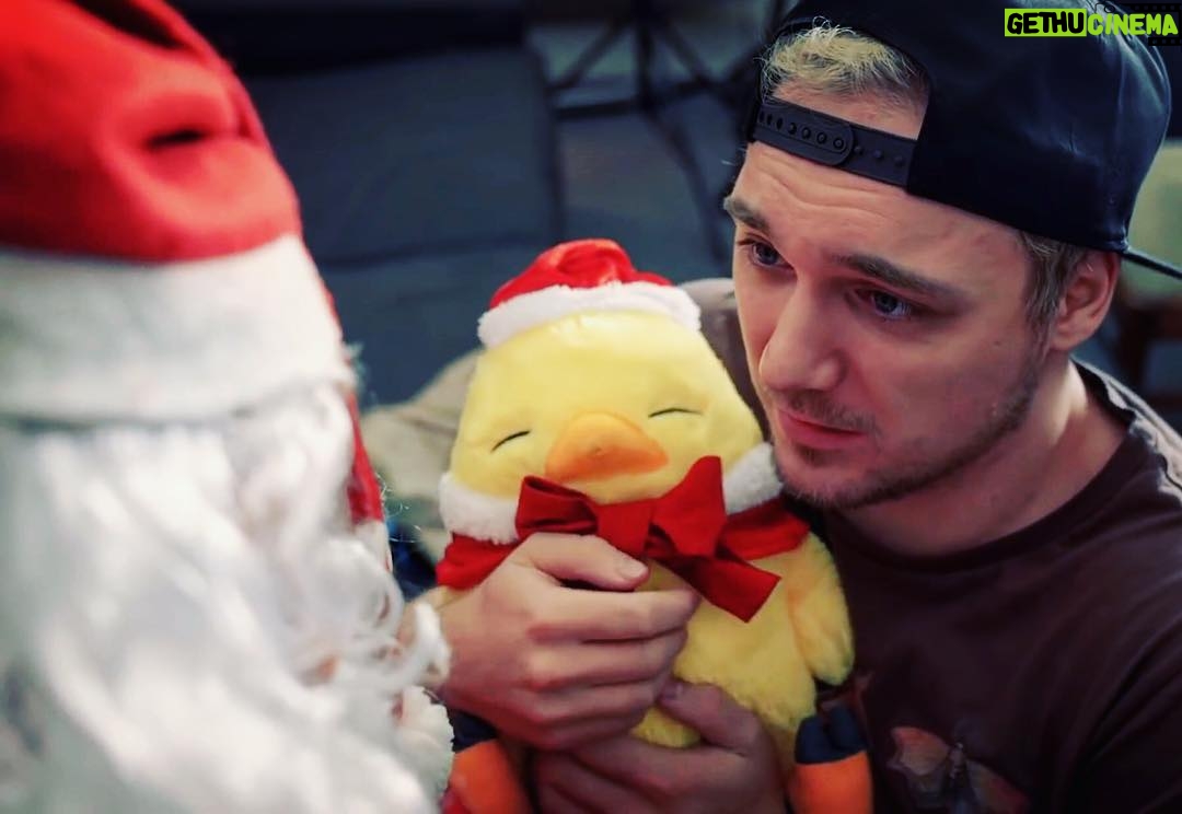 Max Krüger - 2.9K Likes - Wollt ihr nicht so traurig sein, wie dieser offensichtlich kleine Junge? Dann schaltet ab 10:00 auf www.twitch.tv/doktorfroid ein. Es heißt #Froidnachten und gibt GESCHENKE (aka Gewinne). Klingt interessant? Dann einfach mal bit.ly/DFXMAS checken!