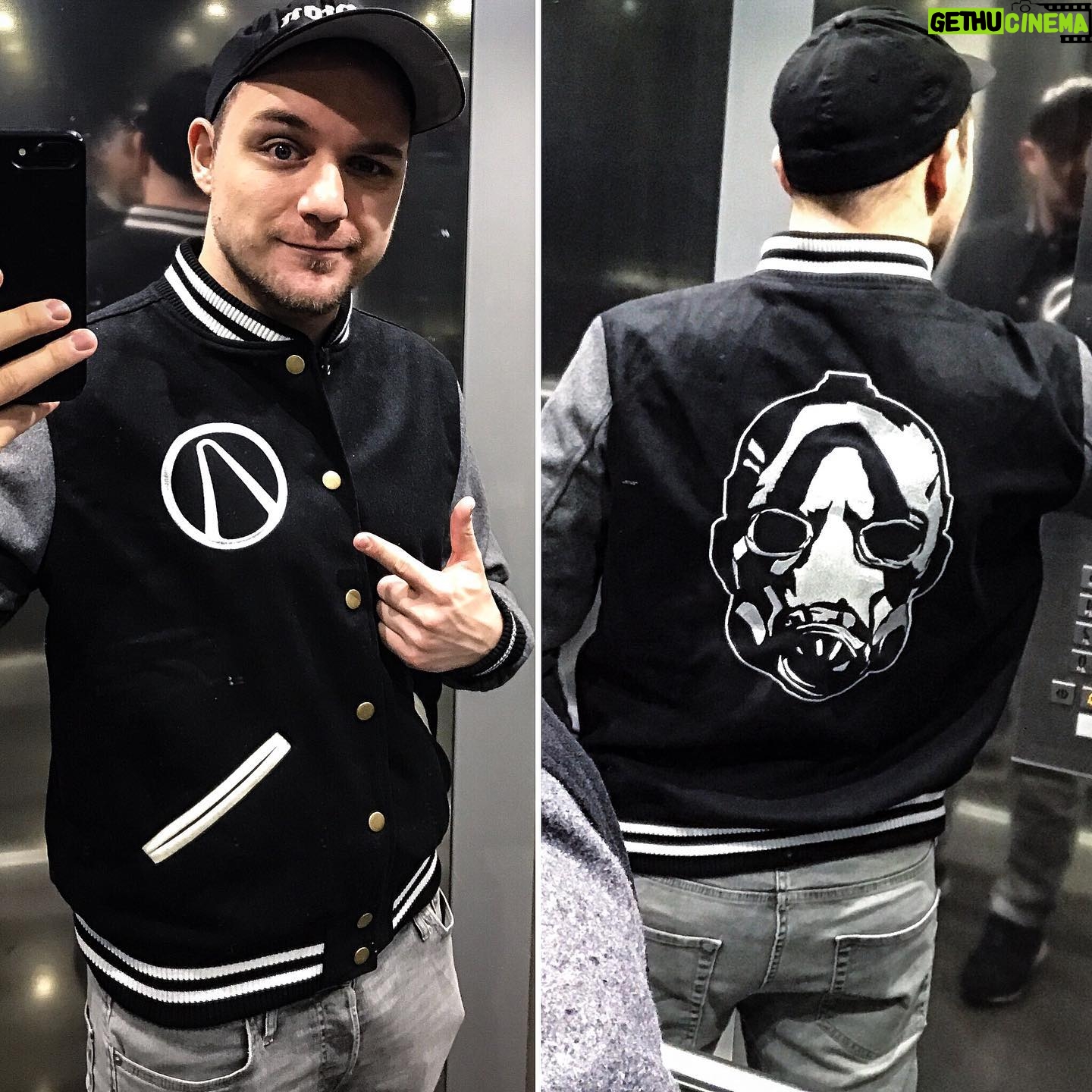 Max Krüger - 3.7K Likes - Was ist der Grund für dieses Foto, fragt ihr euch?
A) Will ich mit meiner tollen #Borderlands3 Jacke angeben und B) auf ein Video auf DoktorFroid (direkt angucken!) hinweisen. Da seht ihr nicht nur woher ich die Jacke hab, sondern auch meinen ersten Eindruck vom Spiel, da mich @2k_deutschland (Weeeeeeerbung) zum Anzocken nach LA eingeladen hat.