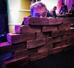 Max Krüger Instagram - War am Donnerstag in Malmö bei Massive Games im Studio. Da gab's #TheDivision2 (#werbung, da dazu im Januar noch ein Video auf DoktorFroid kommt) zu sehen. Hab dann im PvP  so auf'n Sack bekommen, dass ich mich vorsichtshalber eingemauert hab.
Grüße gehen raus an mein äußerst kompetentes (!!!) Squad @laraloft @sarazar @rickgarrido
