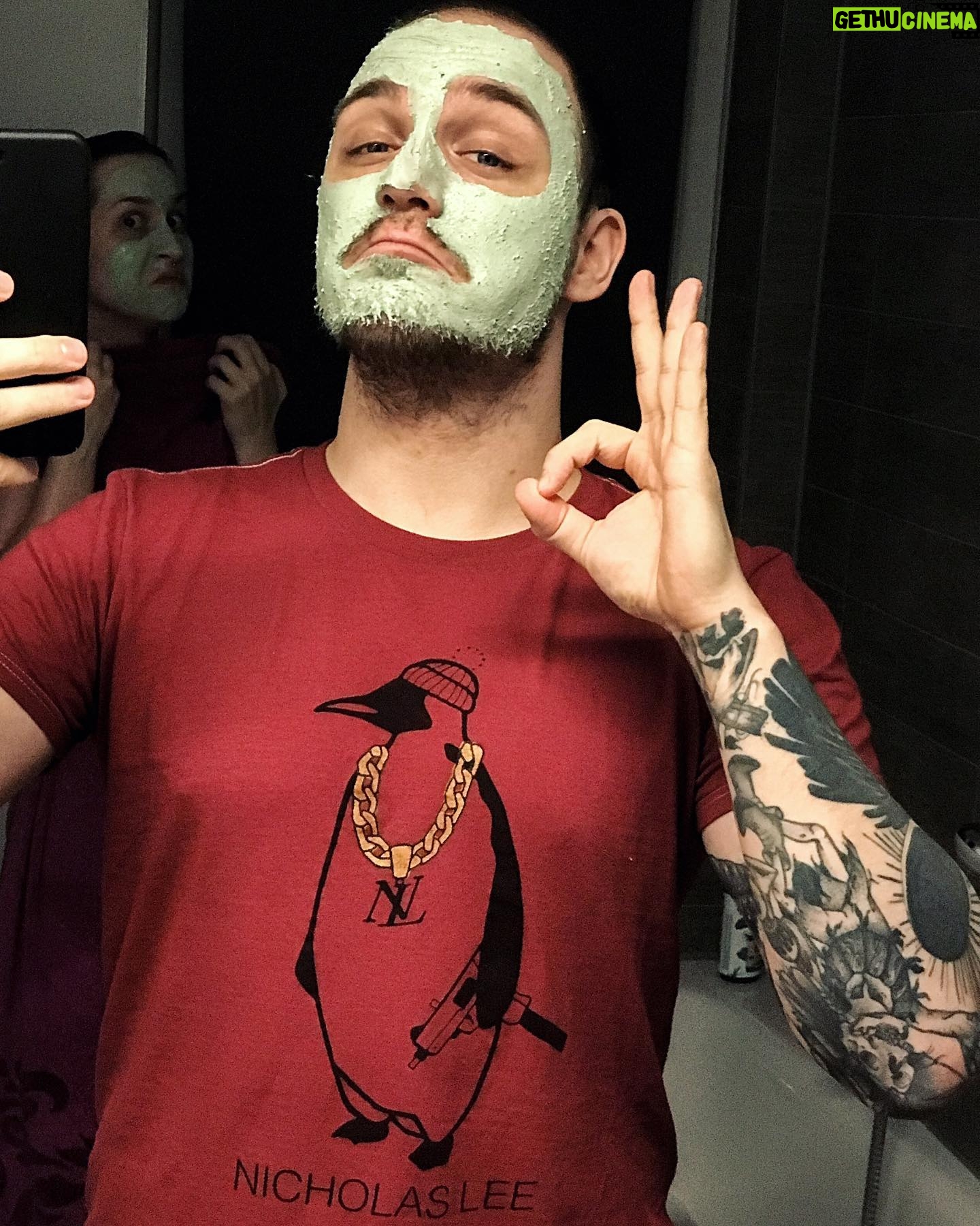 Max Krüger - 2.3K Likes - Schönheits-Hack zum Abend:
Wenn nach dem Sushi noch Wasabicreme übrig bleibt...IN DIE FIESE FRESSE DAMIT! Folgt mir für mehr Beauty-Tipps. #staypretty