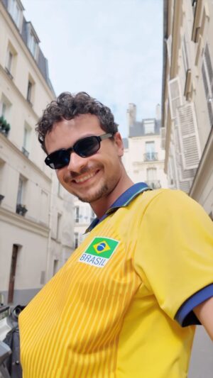 Max Petterson Instagram - Se desfilar looks da @riachuelo por Paris fosse esporte olímpico, eu já teria garantido ouro pro Time Brasil, viu? 🇧🇷 

Me contem aqui, qual o preferido de vocês? #publi