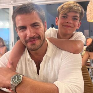 Maxi Iglesias Instagram - Dice que se queda @alejandraespinoza 😜

Mi ahijado querido, que cada vez que nos vemos es más curioso, atento, cariñoso y le gusta más España 

Ale y @anibalmarrero qué gran trabajo estáis haciendo ❤️
Yo mientras le sigo dando helados