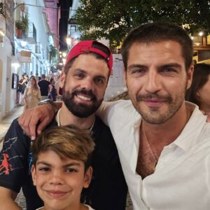 Maxi Iglesias Instagram - Dice que se queda @alejandraespinoza 😜

Mi ahijado querido, que cada vez que nos vemos es más curioso, atento, cariñoso y le gusta más España 

Ale y @anibalmarrero qué gran trabajo estáis haciendo ❤️
Yo mientras le sigo dando helados