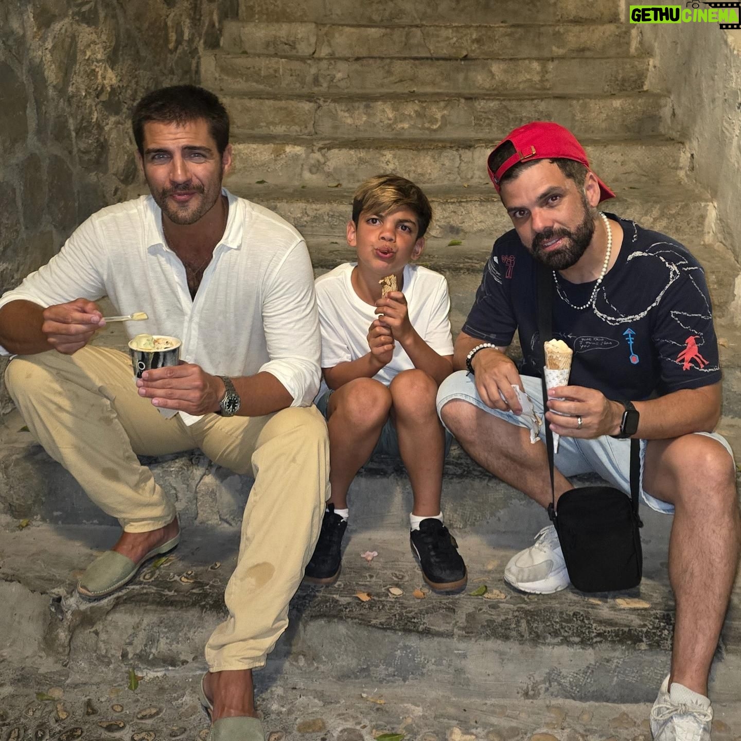 Maxi Iglesias - 110.9K Likes - Dice que se queda @alejandraespinoza 😜
Mi ahijado querido, que cada vez que nos vemos es más curioso, atento, cariñoso y le gusta más España
Ale y @anibalmarrero qué gran trabajo estáis haciendo ❤️
Yo mientras le sigo dando helados