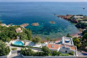 Maxime Merkouchenko Instagram - ON SALE 🚨Escape to pure luxury in Théoule-sur-Mer! This exceptional waterfront villa is a harmonious blend of elegance and natural beauty. Relax by the infinity pool, soak in stunning views, and indulge in the epitome of luxury living. 🌊✨ #WaterfrontVilla #ThéouleSurMer #LuxuryEscape

Le paradis trouvé à Théoule-sur-Mer ! Cette exceptionnelle villa en bord de mer allie parfaitement luxe et beauté naturelle. Plongez dans un bonheur absolu, entouré de vues époustouflantes et de relaxation ultime. 🌊✨ #VillaPiedDansLeau #ThéouleSurMer