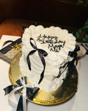 Maya Ali Instagram - Another candle added on the cake with these two. Who always try to make sure that I enjoy every special moment and make sure we make new memories. Love you my girls @zainab.qadeer and @ansaqadeeraq 💖💖