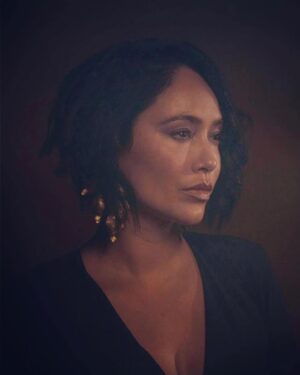 Maya Zapata Instagram - No, no es normal que en la televisión mexicana, en el teatro y en el cine mainstream, no haya gente morena en un país de mayoría prieta. 
No es normal que siendo mayoría seamos tratados como minoría. 
No es normal que hayamos crecido con la idea, distorsionada por nuestra cultura, de que l@s prietos no somos dign@s de mostrarse.
No es normal que hayamos consumido por años el mensaje de que somos pobres, delincuentes, víctimas o violentos, como si esa fuera la única historia a la que podemos acceder y que podemos contar de nosotros.
No es normal que la mayoría de la gente, que vive en precariedad econonómica, sea prieta y, los más ricos de los ricos, sean blancos. 

Hoy es momento de reclamar el lugar que nos corresponde. Las nuevas generaciones merecen crecer sintiéndose representad@s y orgullos@s de ser quiénes son.

Gracias @pmaguilarr y @lifeandstylemex por el espacio y por reconocer la importancia de hablar sobre este tema. 🙏🥰

@poderprieto_mx #poderprieto