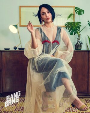 Maya Zapata Instagram - Se notará mucho que estoy posando? 🤔🧐😜

(Link de la revista en mi BIO)

Gracias @bangbang_magazine por el espacio para hablar sobre @poderprieto_mx . Necesitamos nombrar nuestro Racismo, reconocer cómo lo reproducimos y perpetuamos. 

Hablar de Racismo no te hace de cristal, sino de acero. Frágiles son aquellos que no quieren salir del cómodo statu quo. Valientes son los que alzan la voz para nombrar lo que necesita ser trasformado.

#hablemosderacismo 
#poderprieto