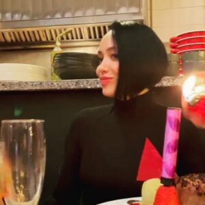 Maya Zapata Instagram - Cumplo 40!!! 

Después de un crisis importante, recibo la belleza que nace de ésta crisálida. Gracias a todos los que han hecho de ésta década un viaje tan memorable!!! Mucho que aprender pero también mucho que agradecer!!! 

Por muchas décadas más!!! Los amo!!! 

🤎🥰🙏
