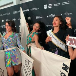 Maya Zapata Instagram - El tema de la noche fue: Ser Vistxs. Nos pusimos a pensar cómo dar un mensaje claro a través de la ropa, usándola como arma de lucha y visibilización. 

Ahí el resultado! 

Actos simbólicos que piden acciones concretas para una comunidad que, aún hoy, se resiste a reconocer el problema. 

Cuando el teatro más visible, que no sea una franquicia importada de USA que ya exige cuotas, se parezca al contexto social mexicano, ese día podremos descansar.

Si bien el teatro es donde más podemos apreciar el talento de la gente racializada, aún representan estereotipos y ocupan espacios de poca visibilidad. 

Se necesitan más personas de todxs los tonos, formas y orígenes teniendo un lugar y representando otras identidades, no sólo aquellas a las que el sistema nos ha permitido representar como única posibilidad. 

Gracias a @losmetromx porque este evento se ha convertido en un espacio necesario de reflexión colectiva, además de un viaje necesario para conocer el trabajo de lxs demás! 

🙏🤎🎭