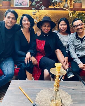 Maya Zapata Instagram - No, no es normal que en la televisión mexicana, en el teatro y en el cine mainstream, no haya gente morena en un país de mayoría prieta. 
No es normal que siendo mayoría seamos tratados como minoría. 
No es normal que hayamos crecido con la idea, distorsionada por nuestra cultura, de que l@s prietos no somos dign@s de mostrarse.
No es normal que hayamos consumido por años el mensaje de que somos pobres, delincuentes, víctimas o violentos, como si esa fuera la única historia a la que podemos acceder y que podemos contar de nosotros.
No es normal que la mayoría de la gente, que vive en precariedad econonómica, sea prieta y, los más ricos de los ricos, sean blancos. 

Hoy es momento de reclamar el lugar que nos corresponde. Las nuevas generaciones merecen crecer sintiéndose representad@s y orgullos@s de ser quiénes son.

Gracias @pmaguilarr y @lifeandstylemex por el espacio y por reconocer la importancia de hablar sobre este tema. 🙏🥰

@poderprieto_mx #poderprieto
