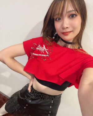 May'n Instagram - #Abyss_Ark

アンコールTシャツ。
短く切りたかったんだけど、裾のロゴがなくなって無地になっちゃうので、その裾のロゴを切ってワッペンみたいにつけてもらったよん。たくさん安全ピンつけてもらった🧷アビスっぽいアレンジ、天才〜！！

#Abyssmare