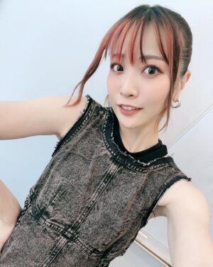 May'n Instagram - おうちで、ピンクトリートメントで五秒くらいで染まった前髪。笑
前、京都のシェリルの時もこれやったんだけどピンクにキープできるトリートメントのはずなんだけどめちゃ染まる。笑

前髪薄くさせるために金髪にするの何ヶ月か前からハマってるんだけど、色乗せたら派手すぎるかなあって思いながらもいい感じだったからよかった🩷

撮影あり現場の前日夜中にいきなり染め出すチャレンジャー😏失敗しない女なんで😏

#Mayn #pinkbangs