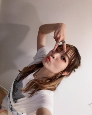 May'n Instagram - 撮影でした📷
メイクちゅるちゅるだったよん。
出来上がりをお楽しみにー！

私服は、夏はほぼTシャツとデニム。
でもまたデニム買ってしまった。毎年2、3本買ってる気がする、、、

ちょっとした色味とか形違うのって欲しくなっちゃう🥹

#私服 #夏コーデ #Mayn #デニム好き