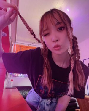 May'n Instagram - 「ストロボ・ファンタジー」MV撮影っ。

めちゃたのしかったー！！🌈🎡

三つ編みたくさんでした👧🏼
終わったらふわふわだった🫧🫧

#Mayn #ストロボファンタジー #モブから #MV撮影 #shooting