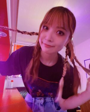 May'n Instagram - 「ストロボ・ファンタジー」MV撮影っ。

めちゃたのしかったー！！🌈🎡

三つ編みたくさんでした👧🏼
終わったらふわふわだった🫧🫧

#Mayn #ストロボファンタジー #モブから #MV撮影 #shooting