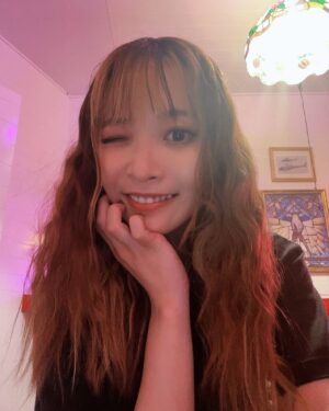 May'n Instagram - 「ストロボ・ファンタジー」MV撮影っ。

めちゃたのしかったー！！🌈🎡

三つ編みたくさんでした👧🏼
終わったらふわふわだった🫧🫧

#Mayn #ストロボファンタジー #モブから #MV撮影 #shooting