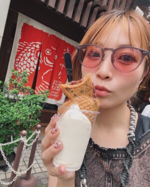 May'n Instagram - ひいらぎのたい焼きソフトはやっぱり最高ううう！！！

ソフトクリームもまじでうまい🍦
ディップしながら食べるとまろやかぁε°)#))３

冷やしたい焼き売り切れてたの残念。
またすぐに行かねば！

#恵比寿スイーツ #たい焼き #鯛使 #ひいらぎ