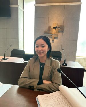 Mayu Hotta Instagram - ・

日曜劇場『アンチヒーロー』
今夜最終回を迎えます。
緻密な脚本に毎話わくわくしながら
より面白く、高いところを目指して
皆様と共に紫ノ宮を育てていただく日々でした🌿
約5ヶ月もの時間を共に過ごした
キャスト・スタッフの皆様は
それぞれが、自身の仕事に誇りを持ち
ものづくりを楽しまれている方ばかりで
その姿に触発される毎日でした。
奇跡的に出会い集まった最高のチームで
最終回をお届けします。
どんな最後を迎えるのか、それぞれの正義の行方を
よーく見届けてくださいね✨✨

@antihero_tbs