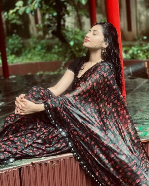 Mazel Vyas Instagram - ऐसी बरसातों मैं आओ ना♥️