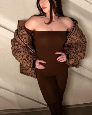 McKayla Maroney Instagram - summers been fun but I’m ready to wear my sweaters now🍂🍁🥹🤎✨💫 -necklace & puffer jacket by @famouslifefashion