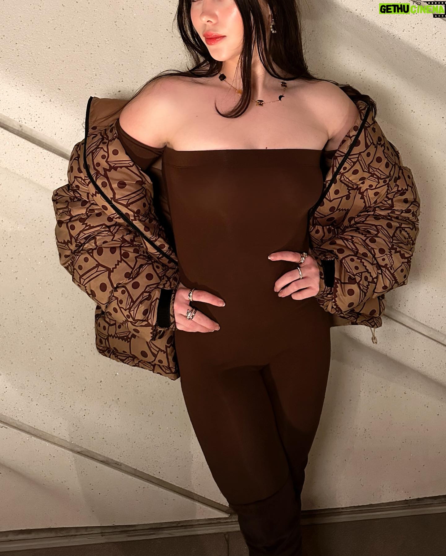 McKayla Maroney - 43.3K Likes - summers been fun but I’m ready to wear my sweaters now🍂🍁🥹🤎✨💫 -necklace & puffer jacket by @famouslifefashion