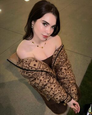 McKayla Maroney Instagram - summers been fun but I’m ready to wear my sweaters now🍂🍁🥹🤎✨💫 -necklace & puffer jacket by @famouslifefashion