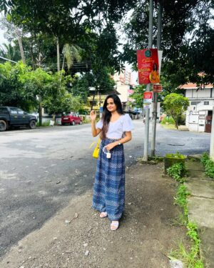 Meenakshi Anoop Instagram - Kaathu mela 💨 look up 👀 iykyk !
👗 @trending_vestures 🫶🏻