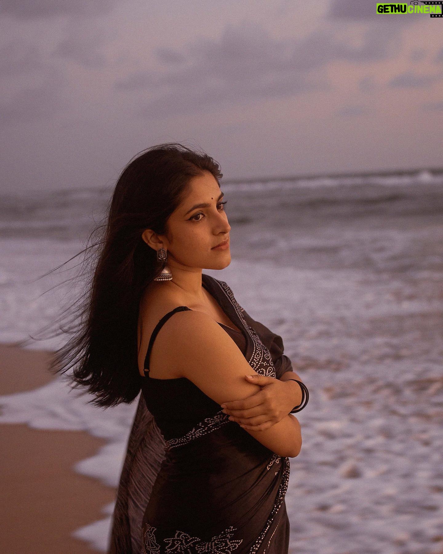 Meenakshi Dinesh - 70.4K Likes - 🪶
@mizhi_333