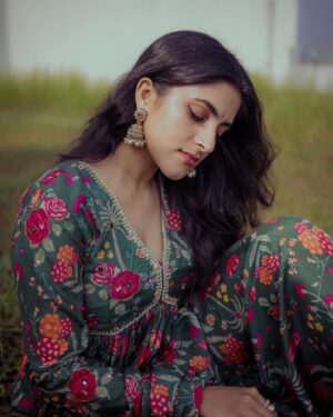 Meenakshi Dinesh Instagram - Comment down if pachai niram is your favourite 🌿

pc @maneeshbaby 
stylist @rashmimuraleedharan 
costume @vogarebyshabnam 
earing @ladies_planet_rental_jewellery