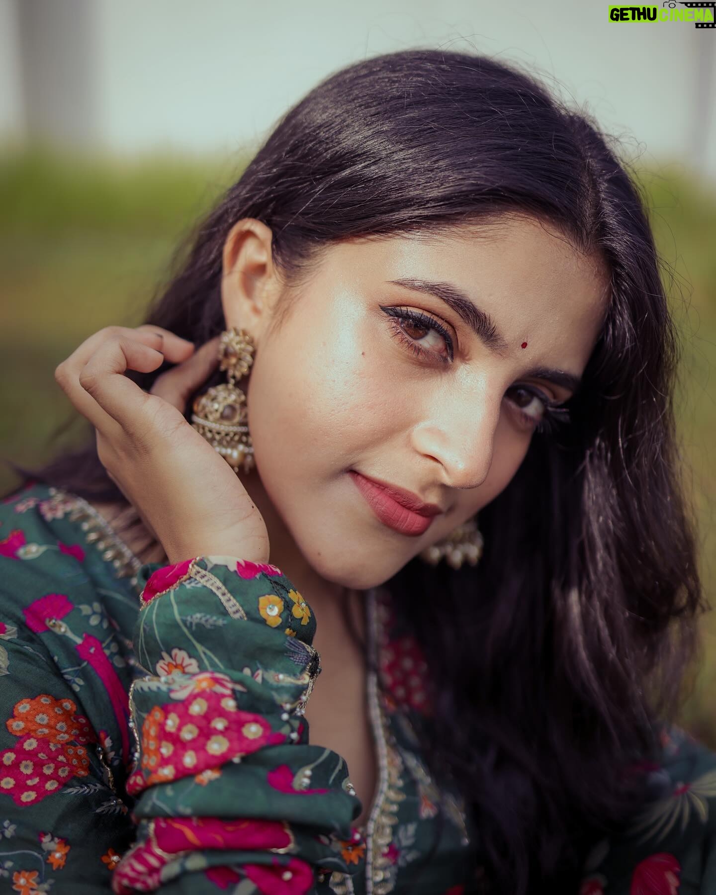 Meenakshi Dinesh - 37.6K Likes - Comment down if pachai niram is your favourite 🌿
pc @maneeshbaby
stylist @rashmimuraleedharan
costume @vogarebyshabnam
earing @ladies_planet_rental_jewellery