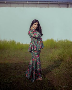 Meenakshi Dinesh Instagram - Comment down if pachai niram is your favourite 🌿

pc @maneeshbaby 
stylist @rashmimuraleedharan 
costume @vogarebyshabnam 
earing @ladies_planet_rental_jewellery