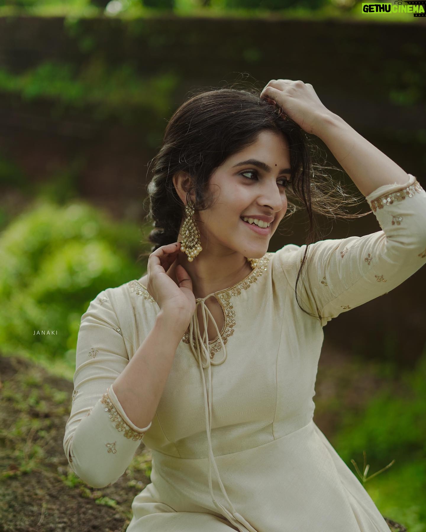 Meenakshi Dinesh - 76.9K Likes - 🥀
Wearing @laagire
📸 @_janakiy_ _
@sour__v