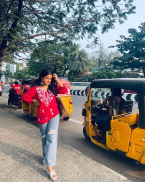 Meenakshi Dinesh Instagram - roaming🛺