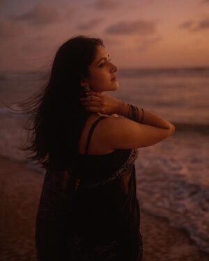 Meenakshi Dinesh Instagram - In my era

@mizhi_333 

Saree @tales_of_yellow_yarn