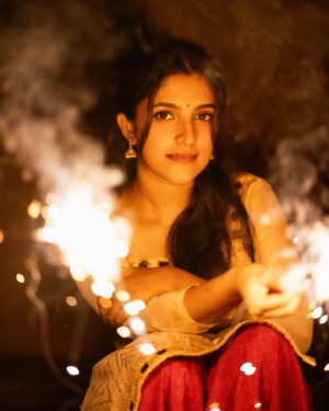 Meenakshi Dinesh Instagram - Happy diwali 🪔✨

📷 @sour__v

#diwali #diwali2023 #happydiwali #celebration #lights #diya #celebrate #happiness #love #family #friendship #india #culture #indian #desi