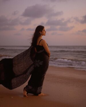 Meenakshi Dinesh Instagram - In my era

@mizhi_333 

Saree @tales_of_yellow_yarn