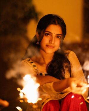 Meenakshi Dinesh Instagram - Happy diwali 🪔✨

📷 @sour__v

#diwali #diwali2023 #happydiwali #celebration #lights #diya #celebrate #happiness #love #family #friendship #india #culture #indian #desi