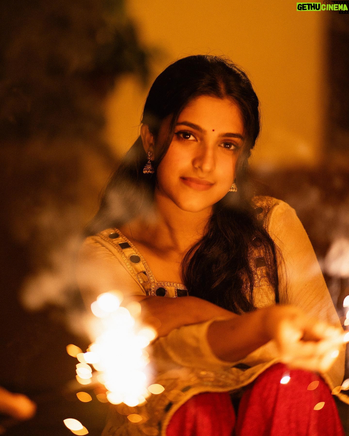 Meenakshi Dinesh - 136.9K Likes - Happy diwali 🪔✨
📷 @sour__v
#diwali #diwali2023 #happydiwali #celebration #lights #diya #celebrate #happiness #love #family #friendship #india #culture #indian #desi