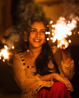 Meenakshi Dinesh Instagram - Happy diwali 🪔✨

📷 @sour__v

#diwali #diwali2023 #happydiwali #celebration #lights #diya #celebrate #happiness #love #family #friendship #india #culture #indian #desi